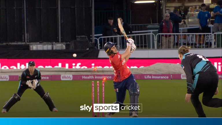 New Zealand&#39;s Leah Tahuhu bowled lightning fast ball to get England&#39;s Nat Sciver-Brunt out. 