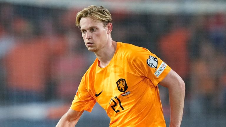 Netherlands' Frenkie de Jong plays the ball during the Euro 2024 group B qualifying soccer match between Netherlands and Greece at Philips stadium in Eindhoven, Netherlands, Thursday, Sept. 7, 2023. (AP Photo/Peter Dejong)